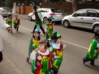 Rua de Carnaval organizada por la escuela GIMBEBÉ en las calles del norte de Gavà Mar (1 de Febrero de 2008)